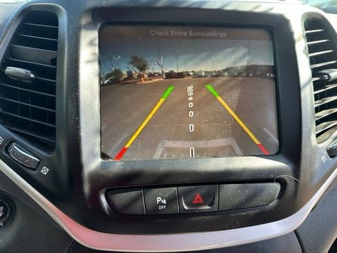 Used 2018 Jeep Cherokee Latitude Plus w/ Comfort/Convenience Group FWD image 11