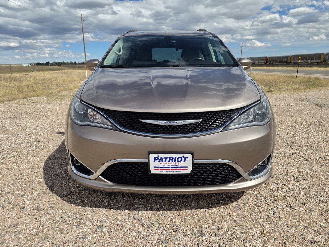 Used 2017 Chrysler Pacifica Touring-L w/ Tire & Wheel Group FWD image 8