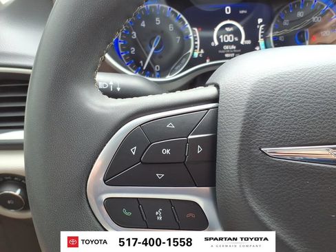 Used 2023 Chrysler Pacifica Touring-L FWD image 17