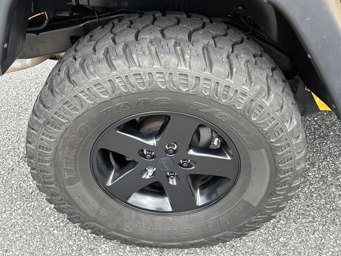 Used 2015 Jeep Wrangler Unlimited Rubicon w/ Connectivity Group AWD/4WD image 18