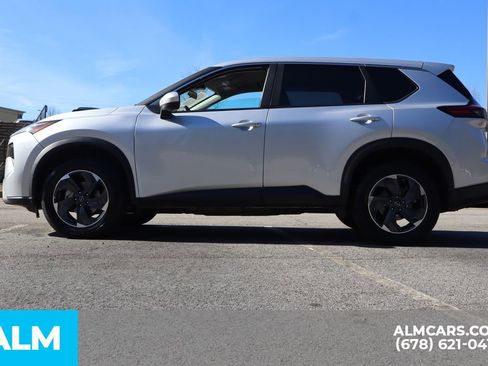 Used 2024 Nissan Rogue SV image 9