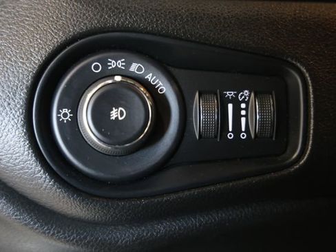 Used 2021 Jeep Renegade Latitude AWD/4WD image 23