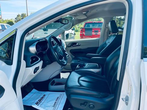 Used 2023 Chrysler Pacifica Touring-L FWD image 11