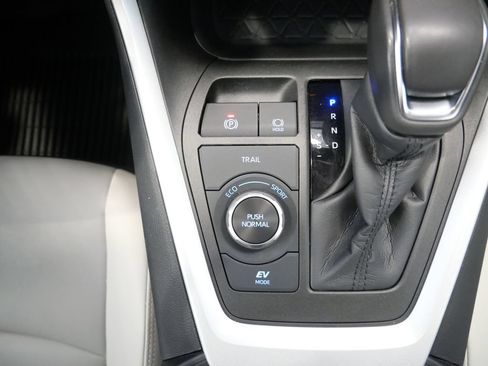 Used 2022 Toyota RAV4 XLE Premium AWD/4WD image 33