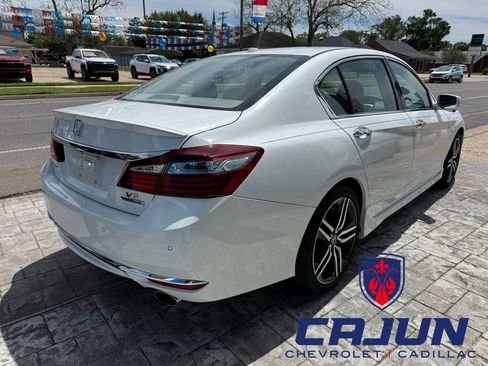 Used 2017 Honda Accord Touring image 3