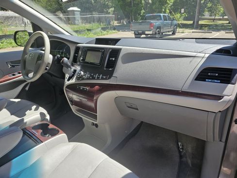 Used 2013 Toyota Sienna XLE AWD/4WD image 48