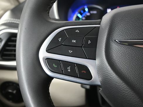 Used 2023 Chrysler Pacifica Touring-L image 35