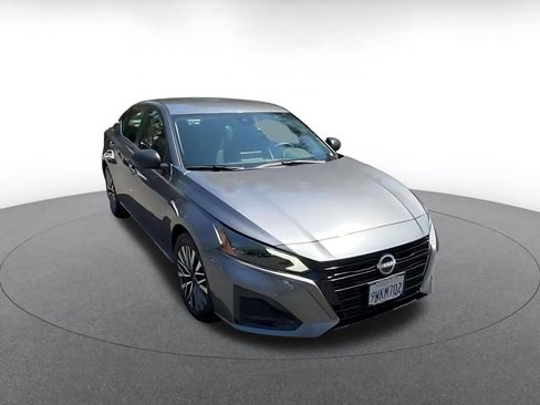 Used 2026 Nissan Altima 2.5 SV FWD image 3