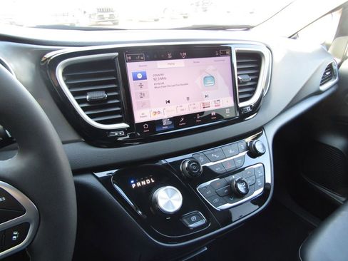 Used 2025 Chrysler Pacifica Select image 30