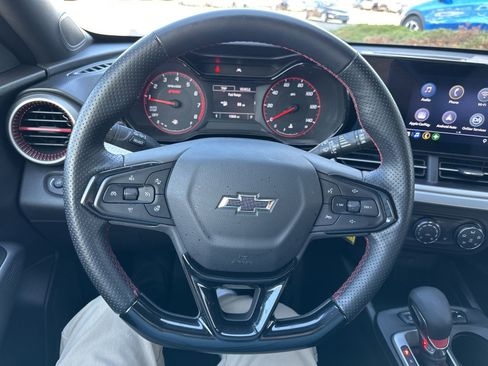 Used 2025 Chevrolet Trax RS w/ Sunroof Package FWD image 24