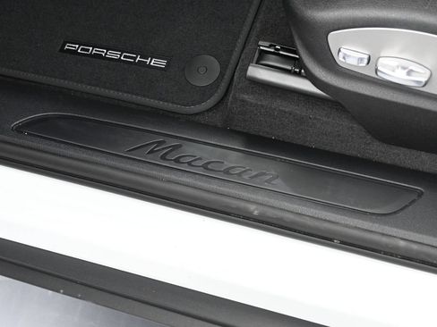 Certified 2026 Porsche Macan AWD/4WD image 16
