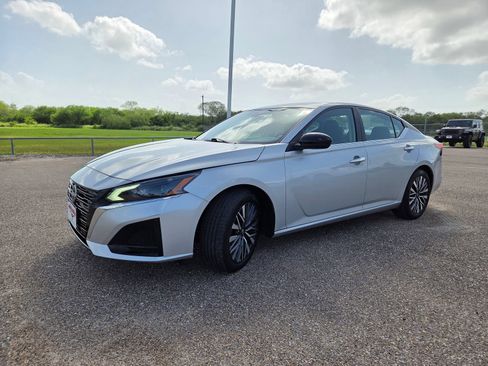 Used 2024 Nissan Altima 2.5 SV FWD image 3