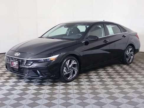Used 2025 Hyundai Elantra SEL FWD image 8