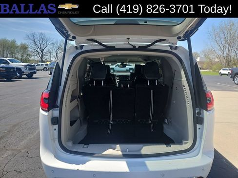Used 2024 Chrysler Pacifica Touring-L FWD image 27