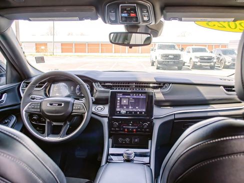 Used 2023 Jeep Grand Cherokee L Laredo image 38