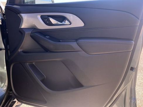 Used 2023 Chevrolet Traverse LT image 32
