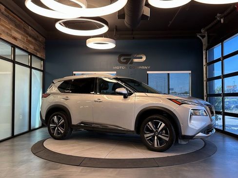 Used 2021 Nissan Rogue Platinum image 1