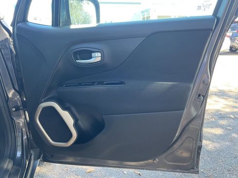 Used 2017 Jeep Renegade Latitude image 11