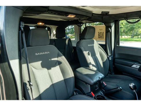 Used 2017 Jeep Wrangler Unlimited Sahara w/ Connectivity Group AWD/4WD image 18