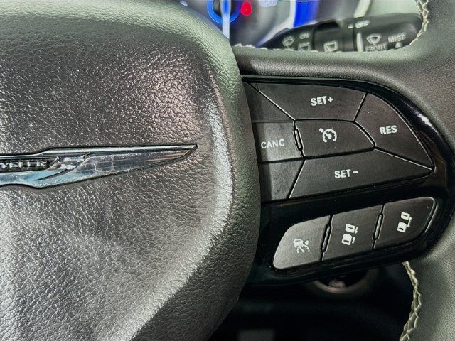 Used 2023 Chrysler Pacifica Touring FWD image 12