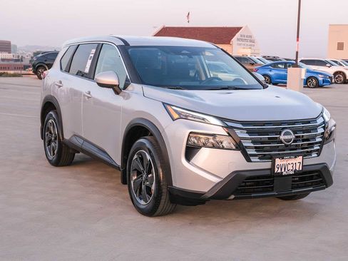 Used 2025 Nissan Rogue SV AWD/4WD image 3