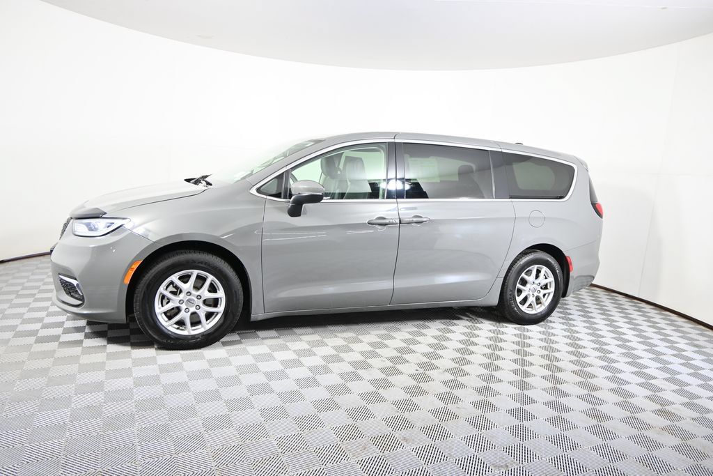 Used 2023 Chrysler Pacifica Touring-L FWD image 2