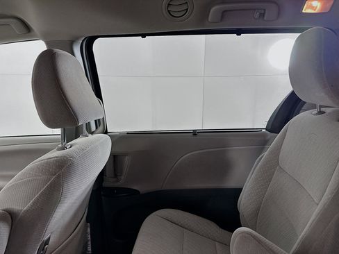 Used 2019 Toyota Sienna LE w/ Carpet Mat Package image 28
