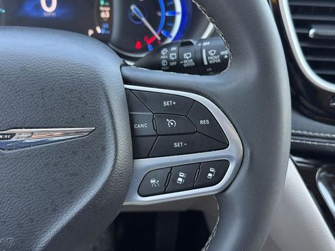Used 2023 Chrysler Pacifica Touring-L FWD image 21