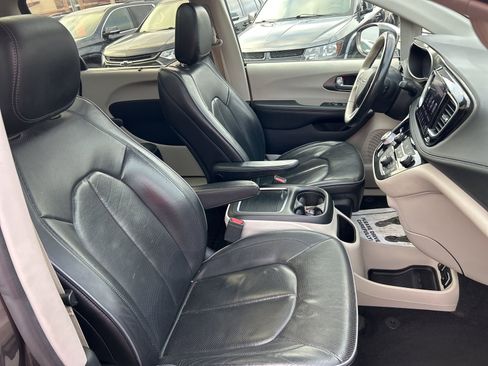 Used 2019 Chrysler Pacifica Limited w/ Tire & Wheel Group image 24
