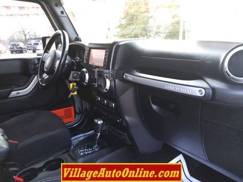 Used 2014 Jeep Wrangler Unlimited Rubicon w/ Connectivity Group image 24