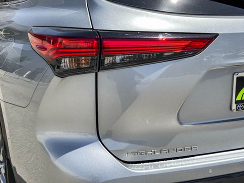 Used 2023 Toyota Highlander Limited FWD image 10