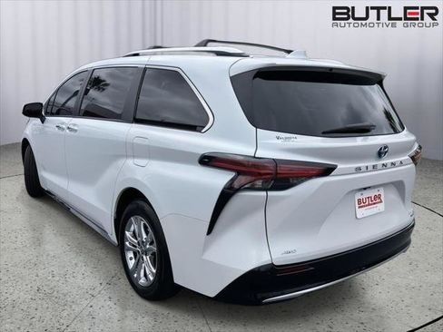 Certified 2023 Toyota Sienna Platinum image 3