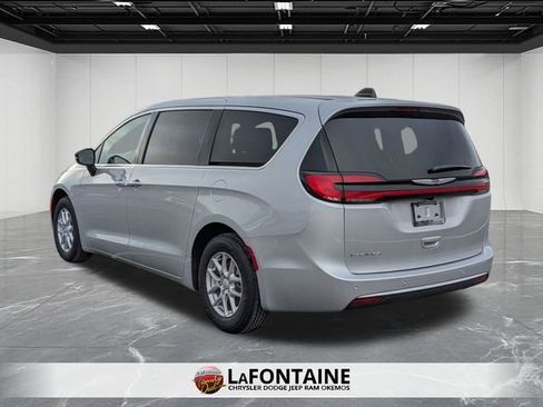 New 2026 Chrysler Pacifica Select image 3