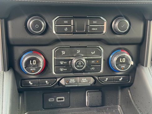 Used 2024 Chevrolet Suburban LT RWD image 11