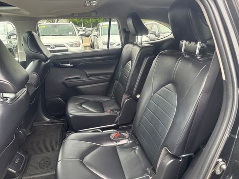 Used 2023 Toyota Highlander XLE AWD/4WD image 37