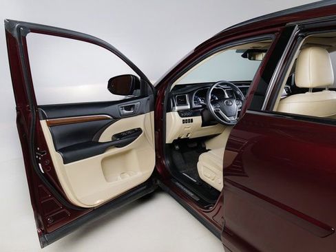 Used 2018 Toyota Highlander AWD V6 image 23