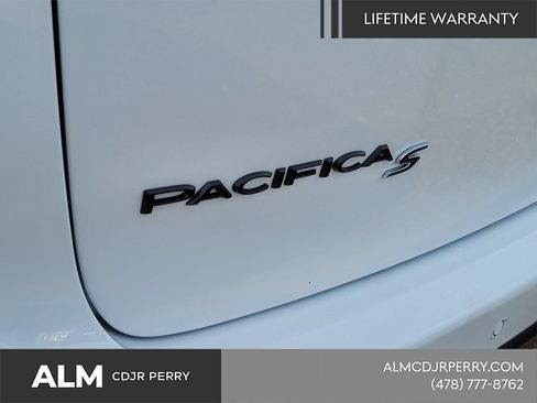 New 2026 Chrysler Pacifica Limited w/ Uconnect Theater Family Group FWD image 14