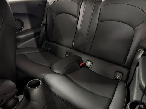 Used 2022 MINI Cooper 2-Door Hardtop FWD image 4