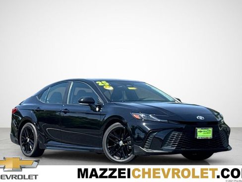Used 2025 Toyota Camry SE FWD image 1