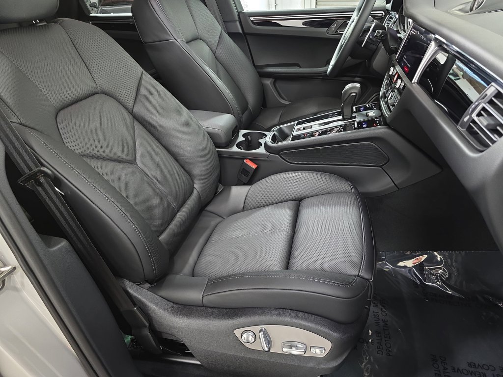 Certified 2026 Porsche Macan AWD/4WD image 27