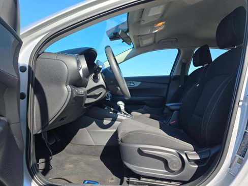 Used 2021 Kia Forte LXS FWD image 3