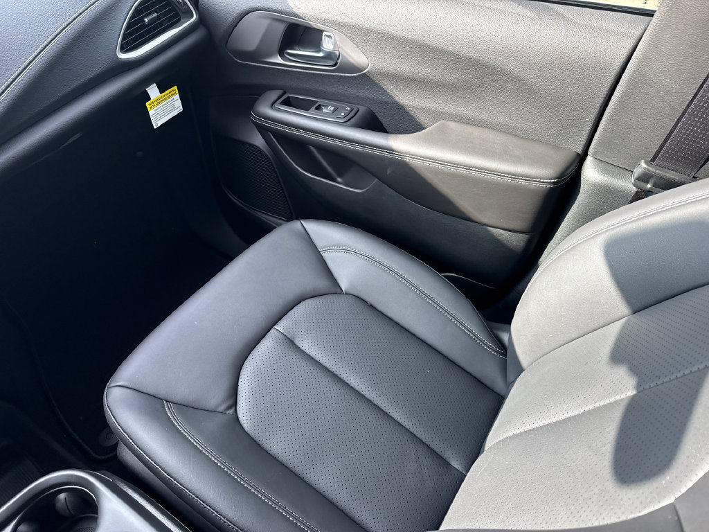 New 2027 Chrysler Pacifica Select FWD image 15