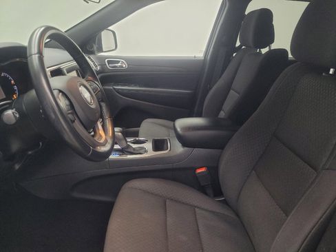 Used 2019 Jeep Grand Cherokee Laredo AWD/4WD image 17
