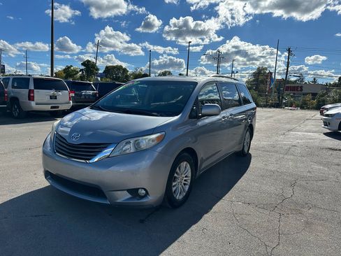 Used 2013 Toyota Sienna XLE image 7