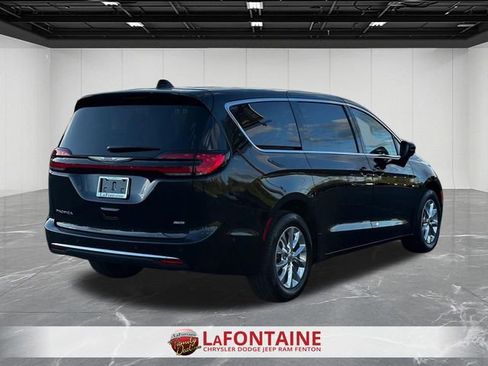 Used 2023 Chrysler Pacifica Touring-L AWD/4WD image 5