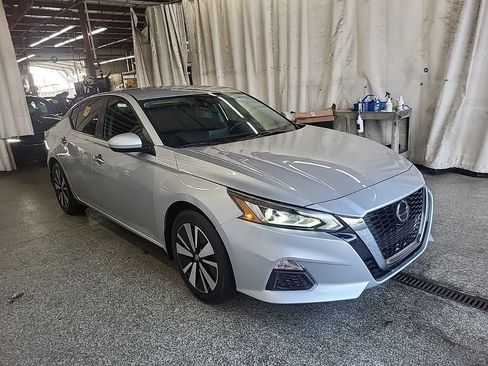 Used 2021 Nissan Altima 2.5 SV FWD image 2