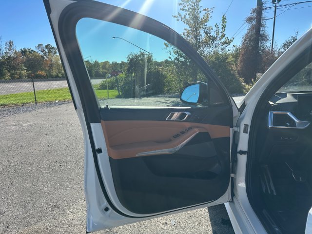 Used 2024 BMW X5 xDrive40i w/ M Sport Package AWD/4WD image 30