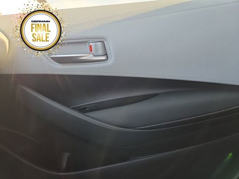 Used 2025 Toyota Corolla SE image 40