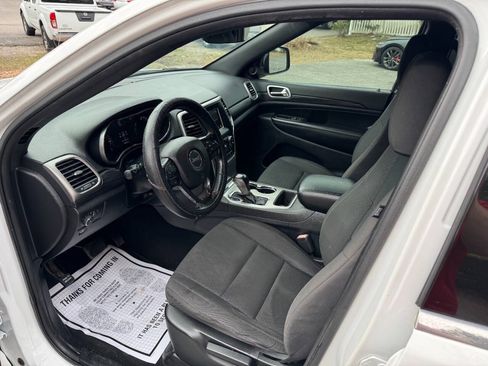 Used 2019 Jeep Grand Cherokee Laredo RWD image 9
