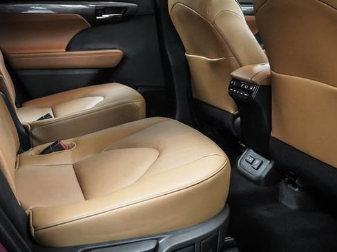 Used 2024 Toyota Highlander Platinum image 25